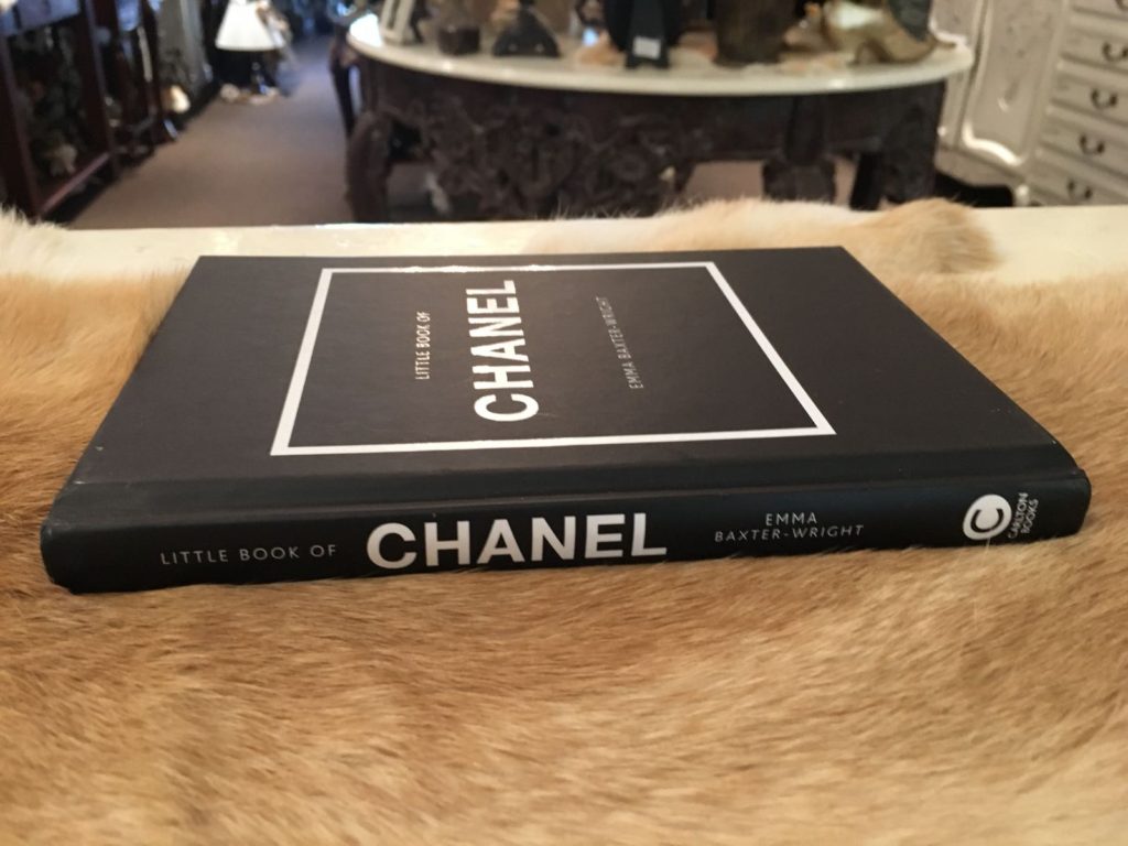 uitstulping overhemd flauw Decoratie boek Chanel zwart met wit | Angelas Kroonjuweeltje