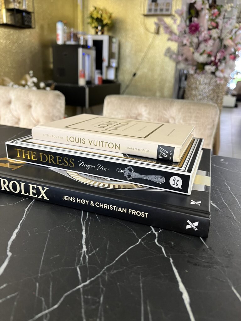 Decoratie boeken Rolex Chanel lv
