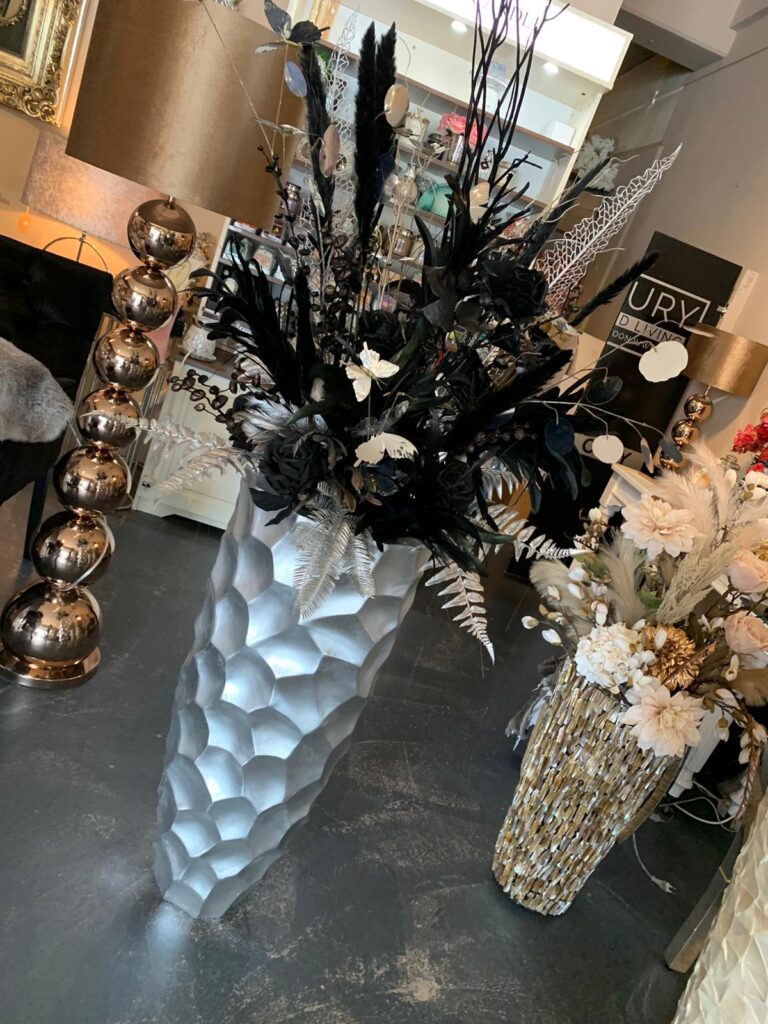 lont Verspilling Op het randje Vaas zilver eric kuster stijl opgemaakt met bloemstuk zwart zilverkleurige  tinten | Angelas Kroonjuweeltje