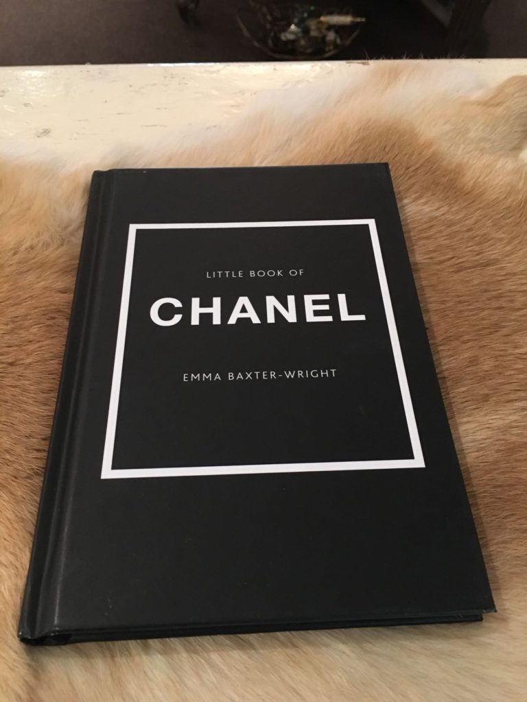 Set Decoratie Boek Chanel Met Pistooltje Angelas Kroonjuweeltje