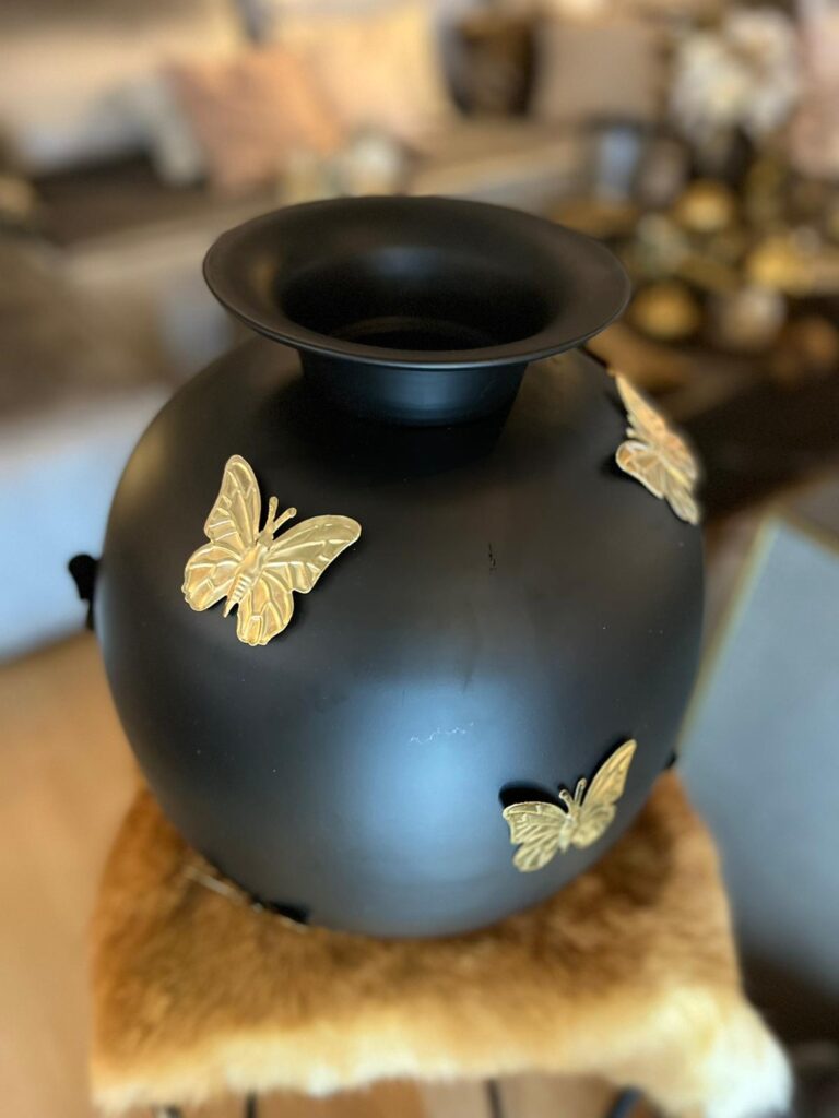 Kamer Evaluatie erfgoed Zwarte vaas met gouden vlinders. | Angelas Kroonjuweeltje