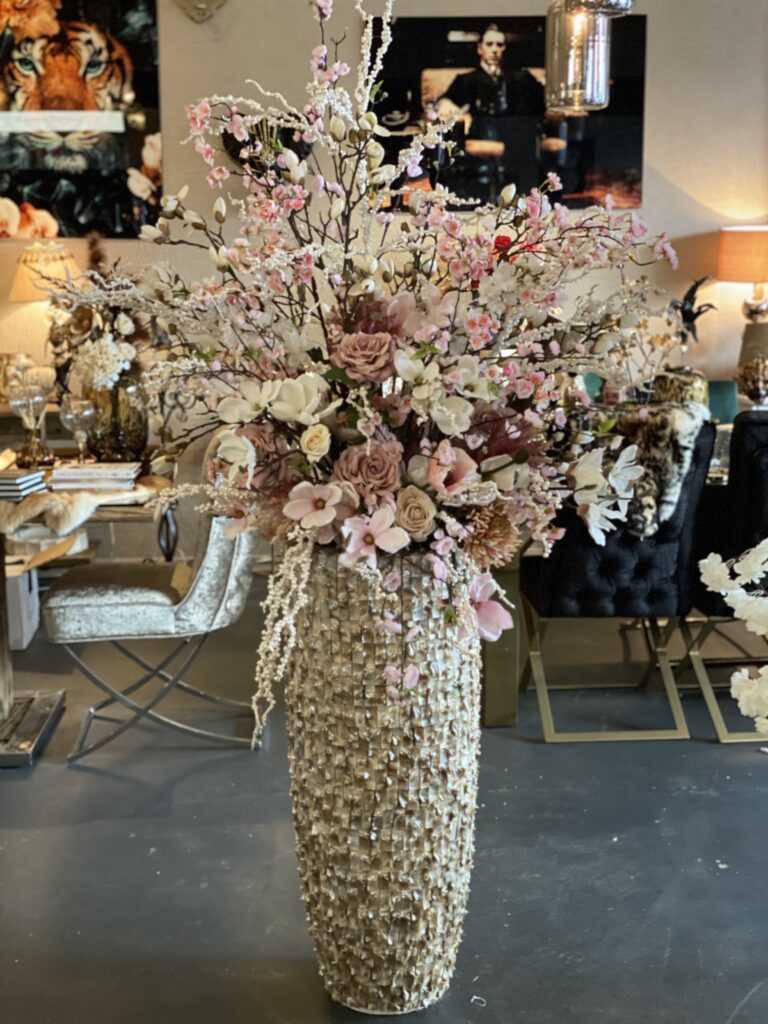 Spreek uit Zeeanemoon getrouwd Beige pearl vaas 90 cm met groot bloemstuk | Angelas Kroonjuweeltje