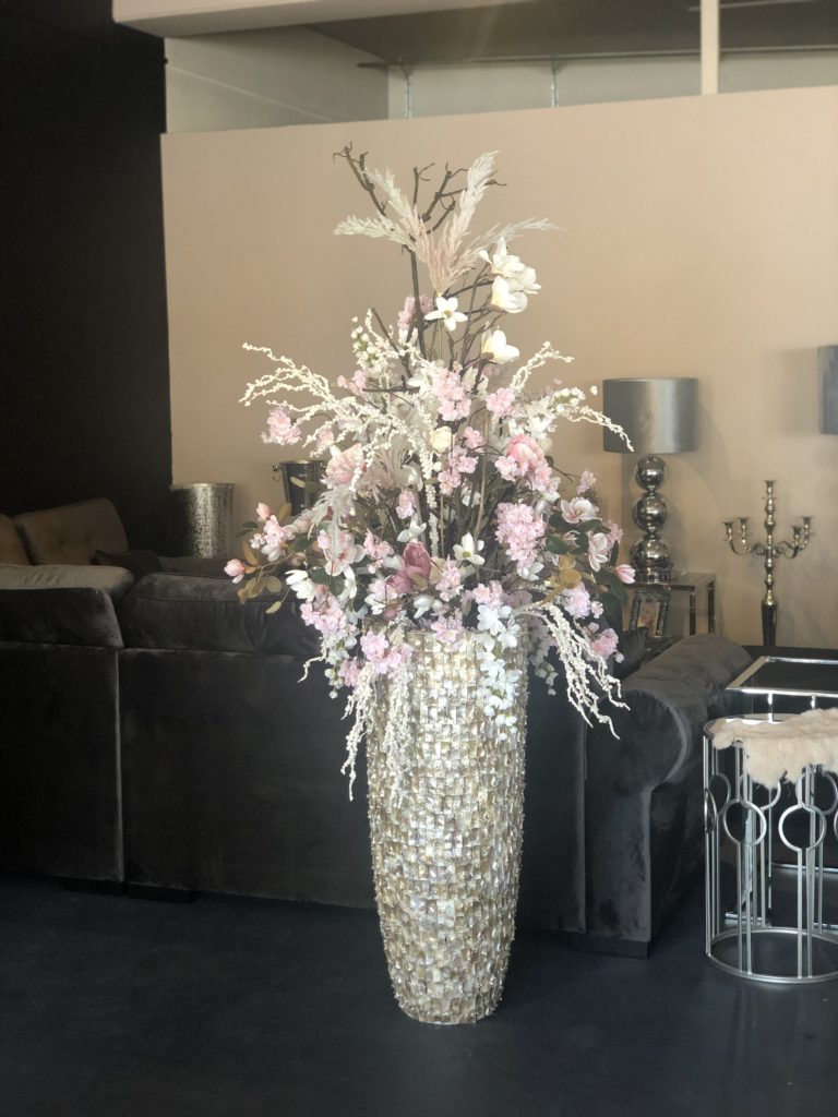 accu Lichaam vlotter Schelpenvaas beige Pearl met enorm bloemstuk roze tinten | Angelas  Kroonjuweeltje