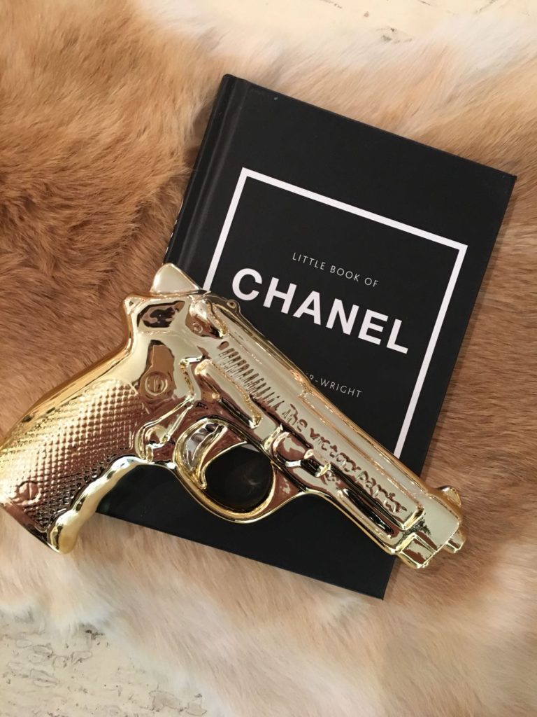 onstabiel Achternaam kussen Set decoratie boek Chanel met pistooltje | Angelas Kroonjuweeltje
