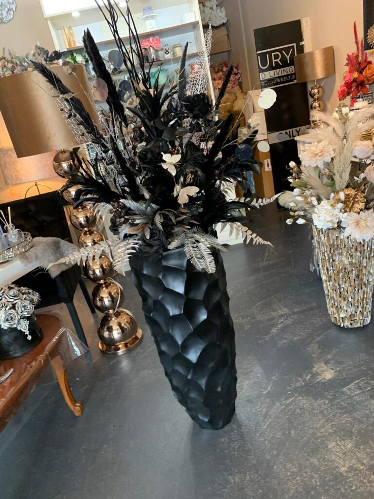 Vaas zwart eric kuster stijl opgemaakt bloemstuk zwart zilverkleurige tinten | Angelas Kroonjuweeltje