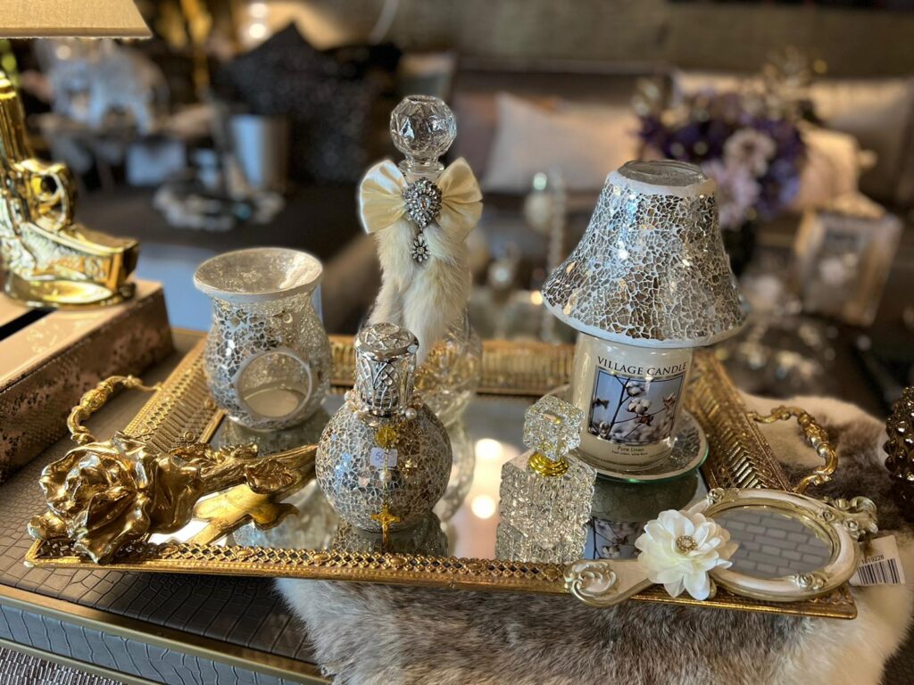 Onderverdelen cursief langzaam Dienblad barok goud met geurset en decoratie | Angelas Kroonjuweeltje Onderverdelen cursief langzaam Dienblad barok goud met geurset en decoratie | Angelas Kroonjuweeltje