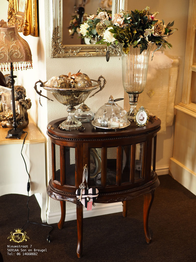 Goodwill Rafflesia Arnoldi Elektricien Mahonie bruine meubels en Engelse theekastjes | Angelas Kroonjuweeltje